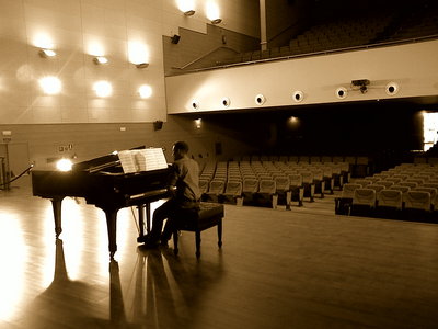 Héctor al piano en Jaén (En Jaén.jpg)